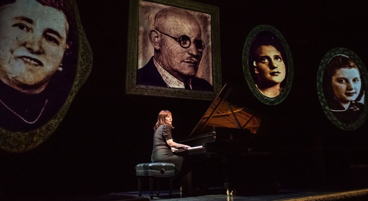 Mona Golabek performing The Pianist of Willesden Lane . Photo by Patrick Weishampel/blankeye.tv